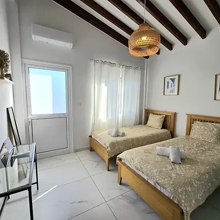 Newly Renovated 2 Bedroom With Pool & Seaview Apartman Paphos