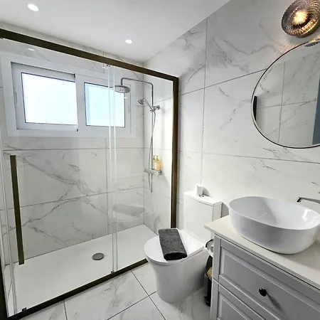 Lejlighed Newly Renovated 2 Bedroom With Pool & Seaview